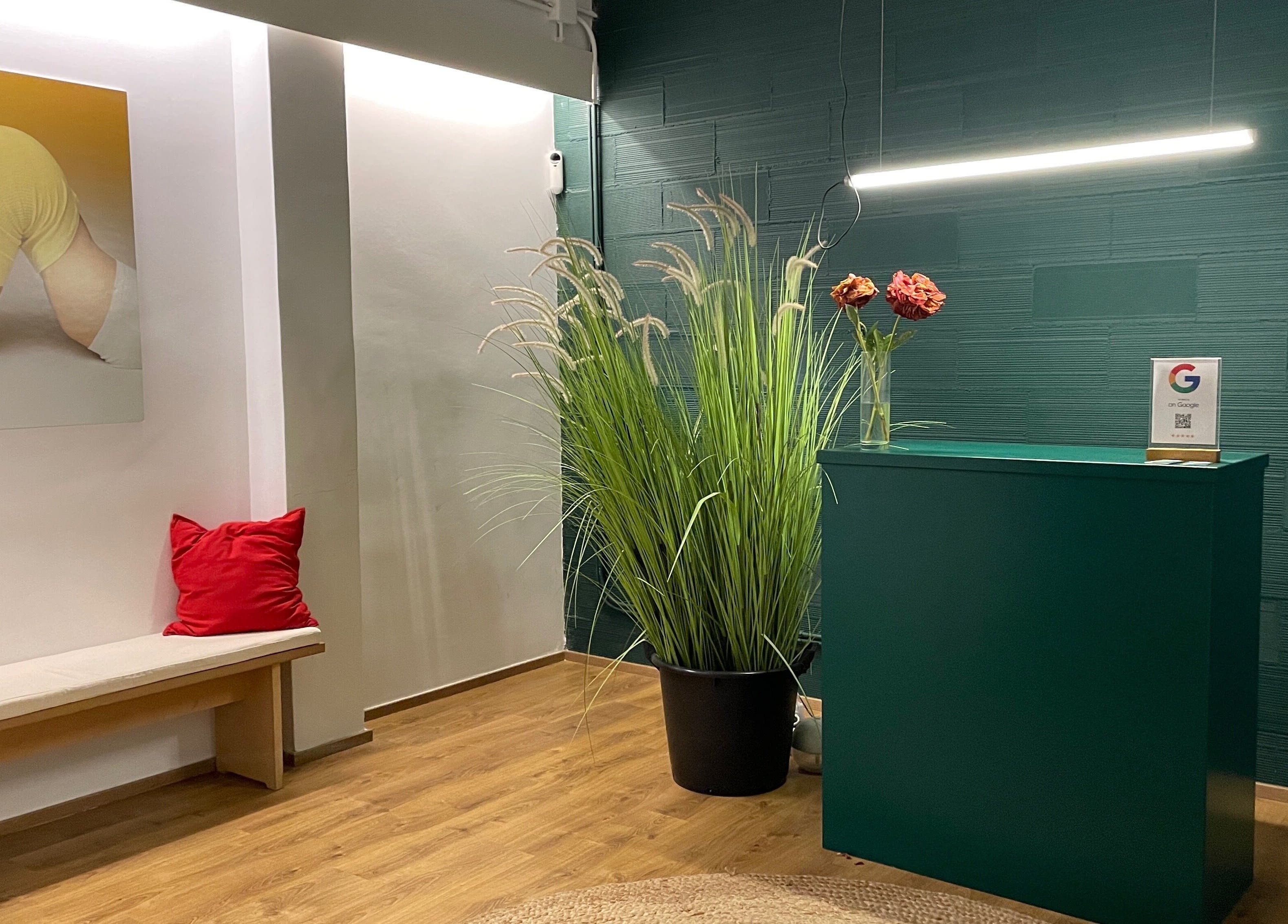 Recepción acogedora en Menos es Más • Quiromasaje y Naturopatía by Kristel, Barcelona, Catalunya, ES.