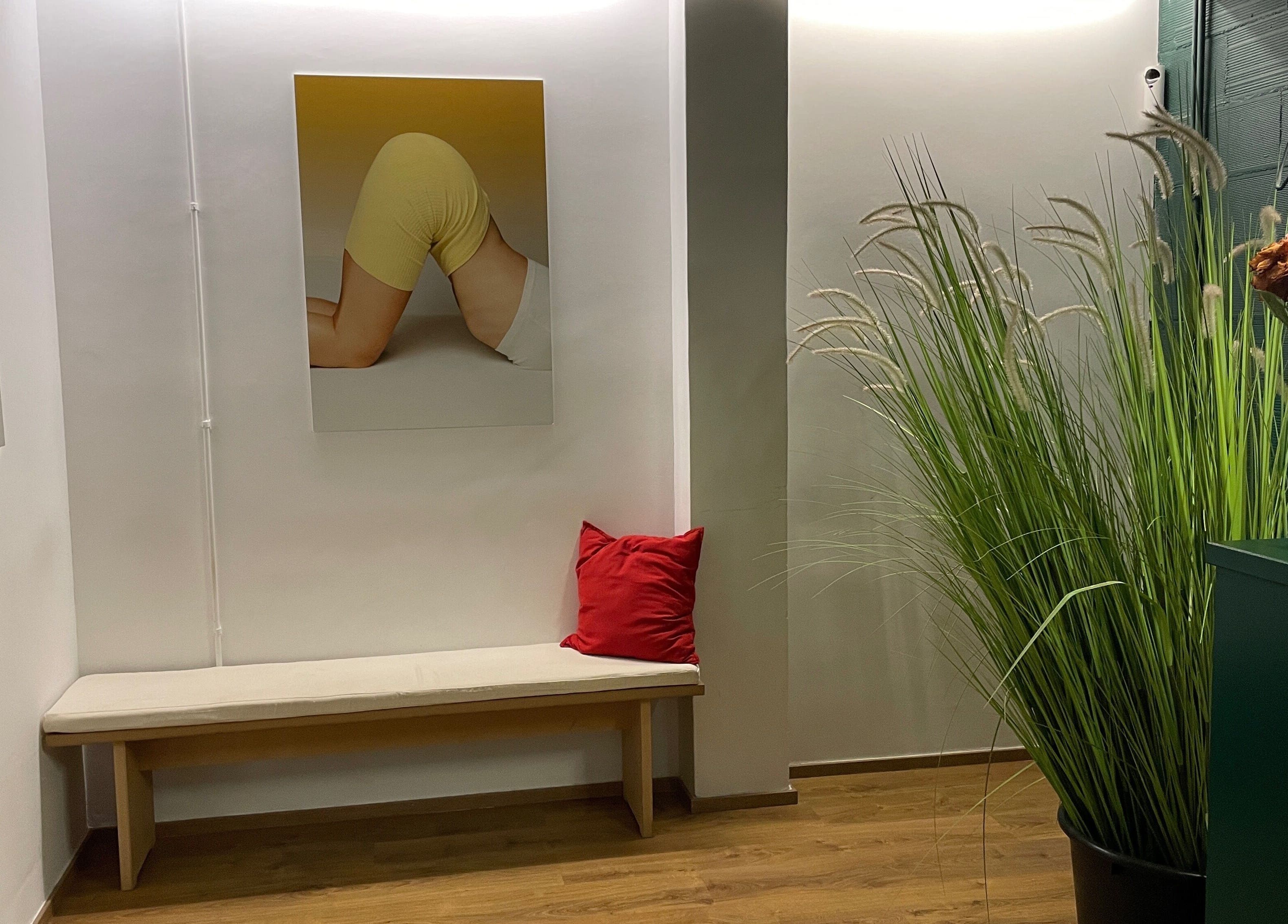 Acogedor rincón de Menos es Más • Quiromasaje y Naturopatía by Kristel en Barcelona, Catalunya, ES.