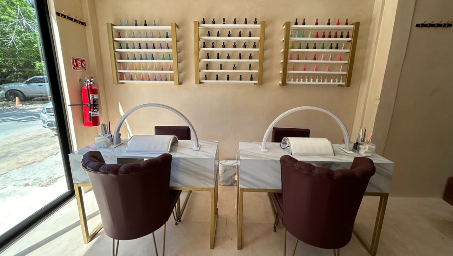 Interior elegante de Zativa Nail Salon Tulum, Tulum, Quintana Roo, MX, con mesas de manicura y sillas cómodas.