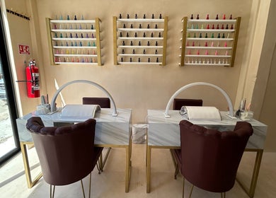 Interior elegante de Zativa Nail Salon Tulum, Tulum, Quintana Roo, MX, con mesas de manicura y sillas cómodas.