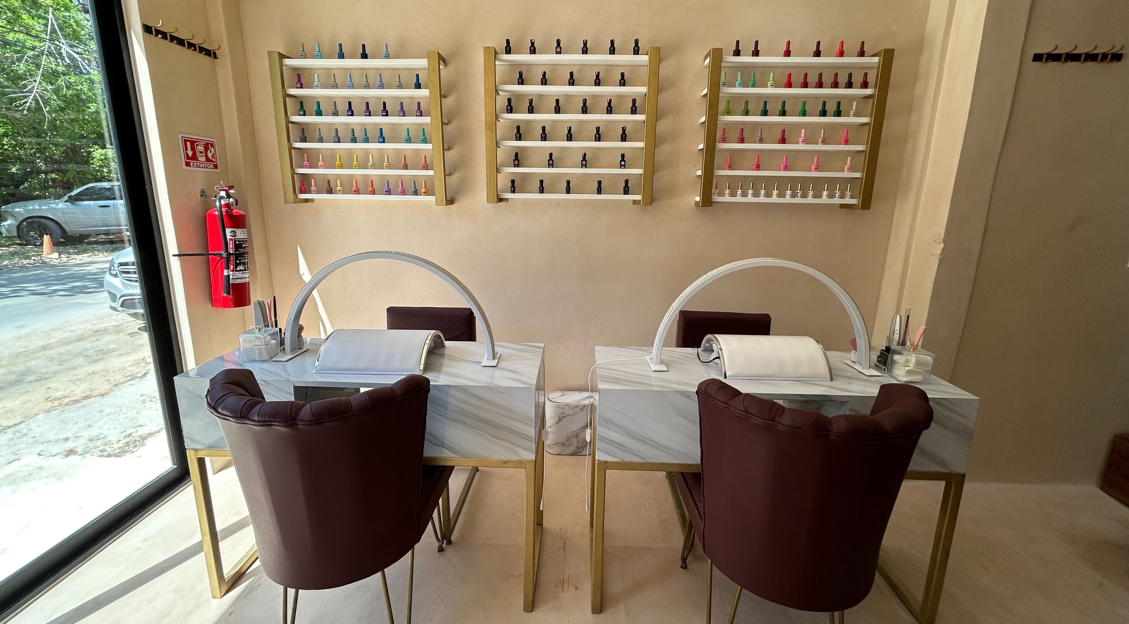 Interior elegante de Zativa Nail Salon Tulum, Tulum, Quintana Roo, MX, con mesas de manicura y sillas cómodas.