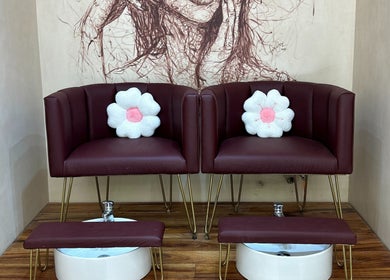 Sillas elegantes en Zativa Nail Salon Tulum, Tulum, Quintana Roo, MX para una relajante experiencia de pedicura.