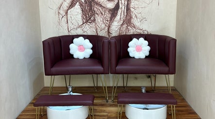 Sillas elegantes en Zativa Nail Salon Tulum, Tulum, Quintana Roo, MX para una relajante experiencia de pedicura.