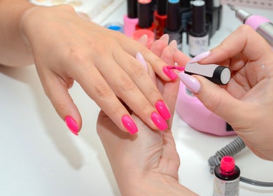 Aplicación de esmalte rosa en Zativa Nail Salon Tulum, Quintana Roo, MX.