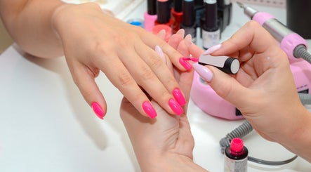Aplicación de esmalte rosa en Zativa Nail Salon Tulum, Quintana Roo, MX.