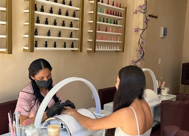 Manicura profesional en Zativa Nail Salon Tulum, Tulum, Quintana Roo, MX. Colores vibrantes y atención detallada.