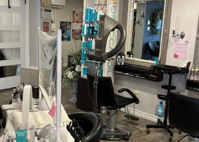 Intérieur chic de Nara Coiffure à Saint-Hubert, Québec, CA, avec équipements modernes.