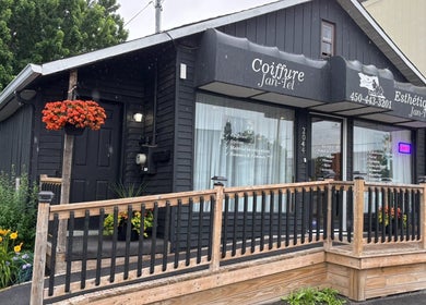 Entrée de Nara Coiffure à Saint-Hubert, Québec, CA, avec décor extérieur fleuri.