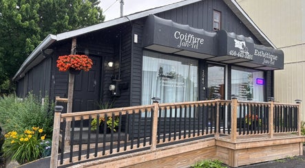 Entrée de Nara Coiffure à Saint-Hubert, Québec, CA, avec décor extérieur fleuri.