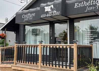 Façade élégante de Nara Coiffure à Saint-Hubert, Québec, CA, offrant coiffure et esthétique.