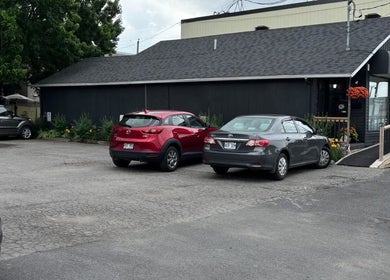 Entrée de Nara Coiffure à Saint-Hubert, Québec, CA, avec parking et aménagement accueillant.