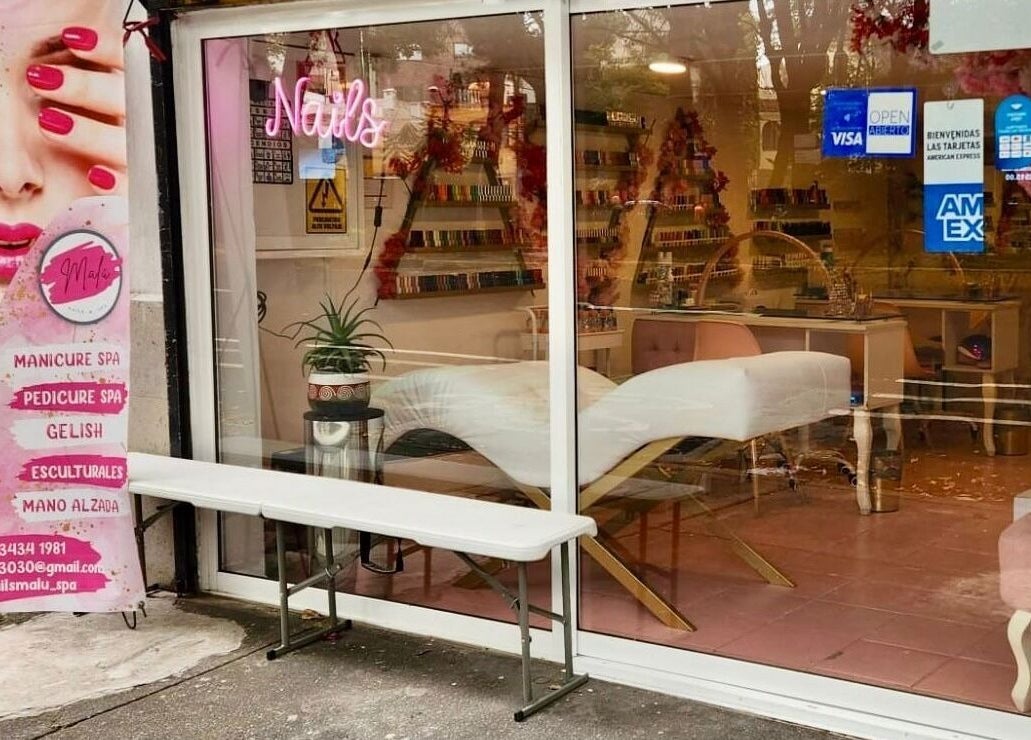 Entrada de Malú Nails&Spa en Ciudad De México mostrando un letrero rosa y el interior acogedor.
