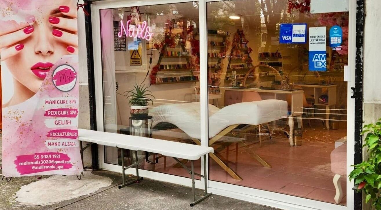 Entrada de Malú Nails&Spa en Ciudad De México mostrando un letrero rosa y el interior acogedor.