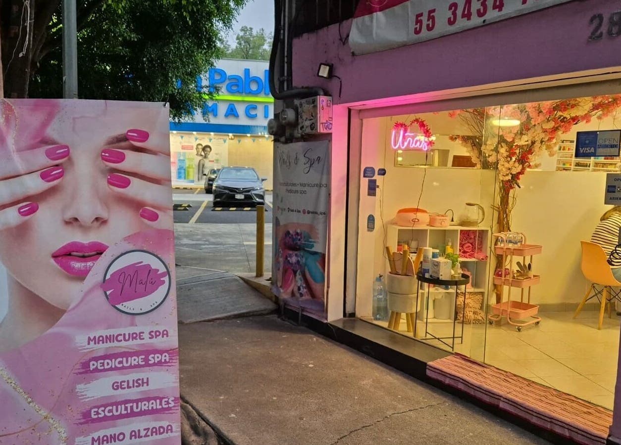 Entrada iluminada de Malú Nails&Spa en Ciudad De México, ofreciendo manicure y pedicure profesional.