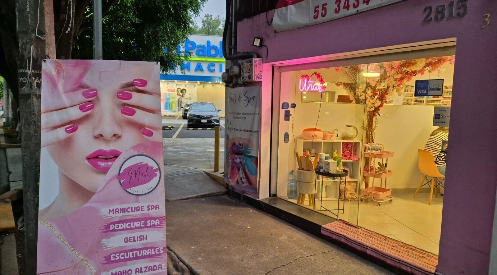 Entrada iluminada de Malú Nails&Spa en Ciudad De México, ofreciendo manicure y pedicure profesional.