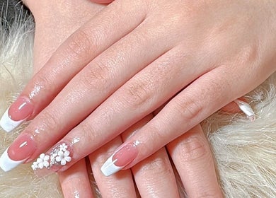 Beautiful floral nail design at Q Nails & Design Sydney, enhancing elegance in Sydney, New South Wales, AU.