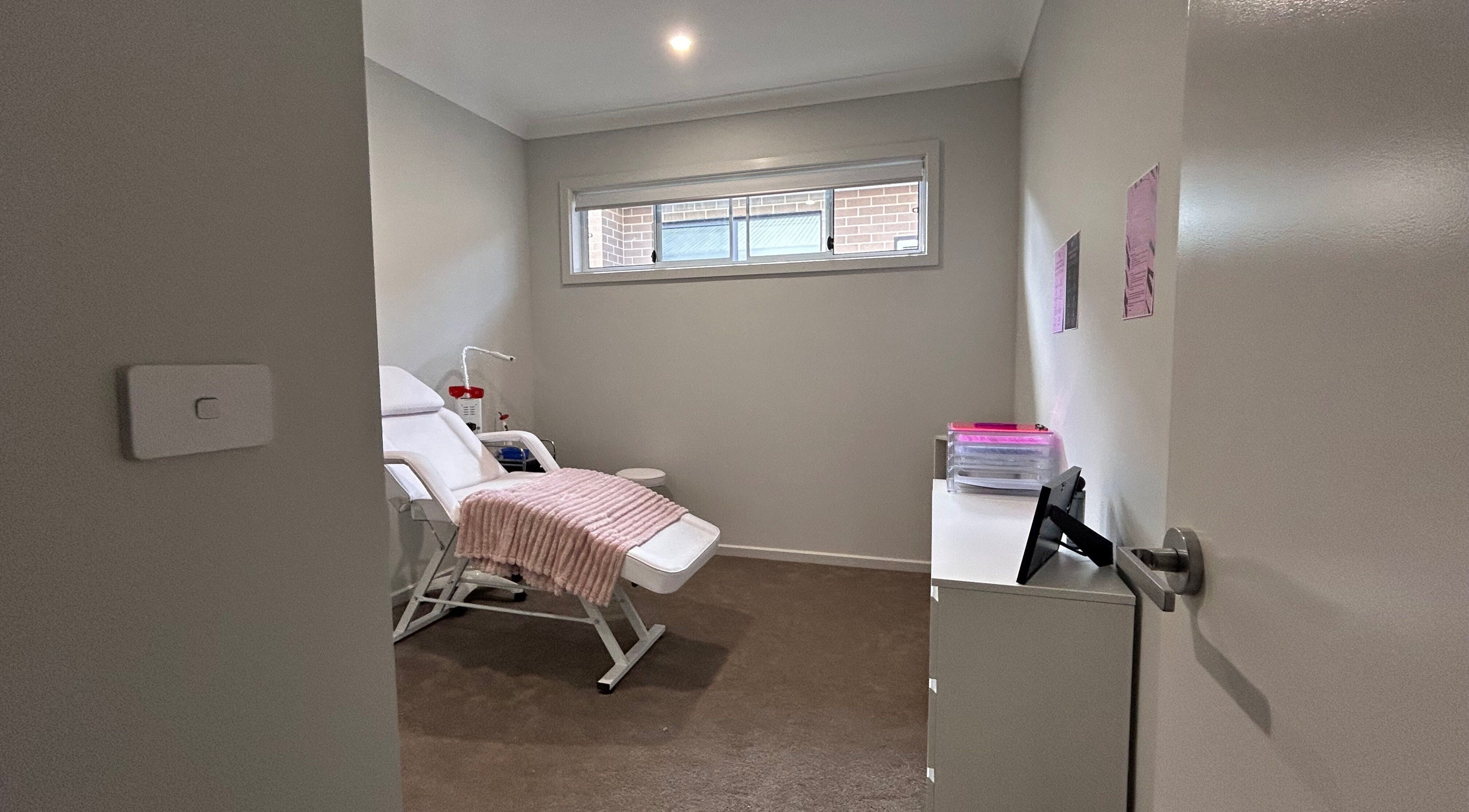 Serene treatment room at Brat Studio in Tahmoor, New South Wales, AU, featuring a comfortable treatment chair.