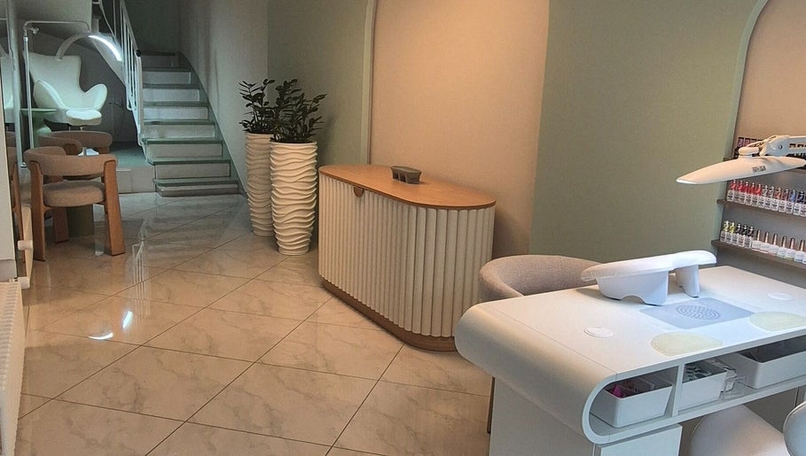 Hand Island Salon image 1