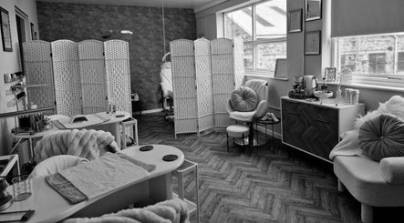 Cozy, tranquil interior of Dragonfly Nails & Beauty, Stoke-on-Trent, England, GB with stylish decor.