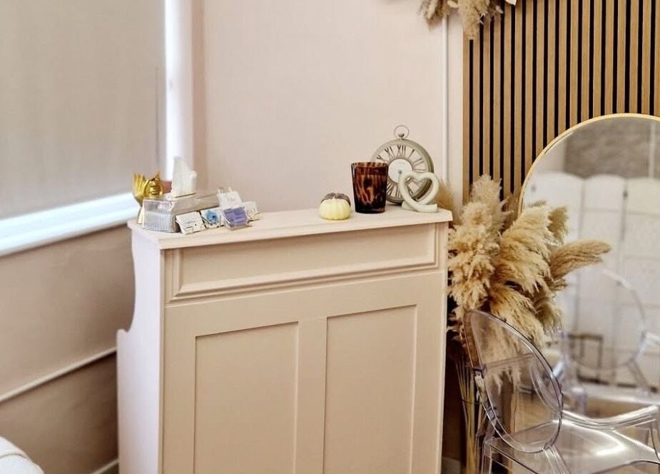 Elegant waiting area at Dragonfly Nails & Beauty, Stoke-on-Trent, England, GB with stylish decor and seating.