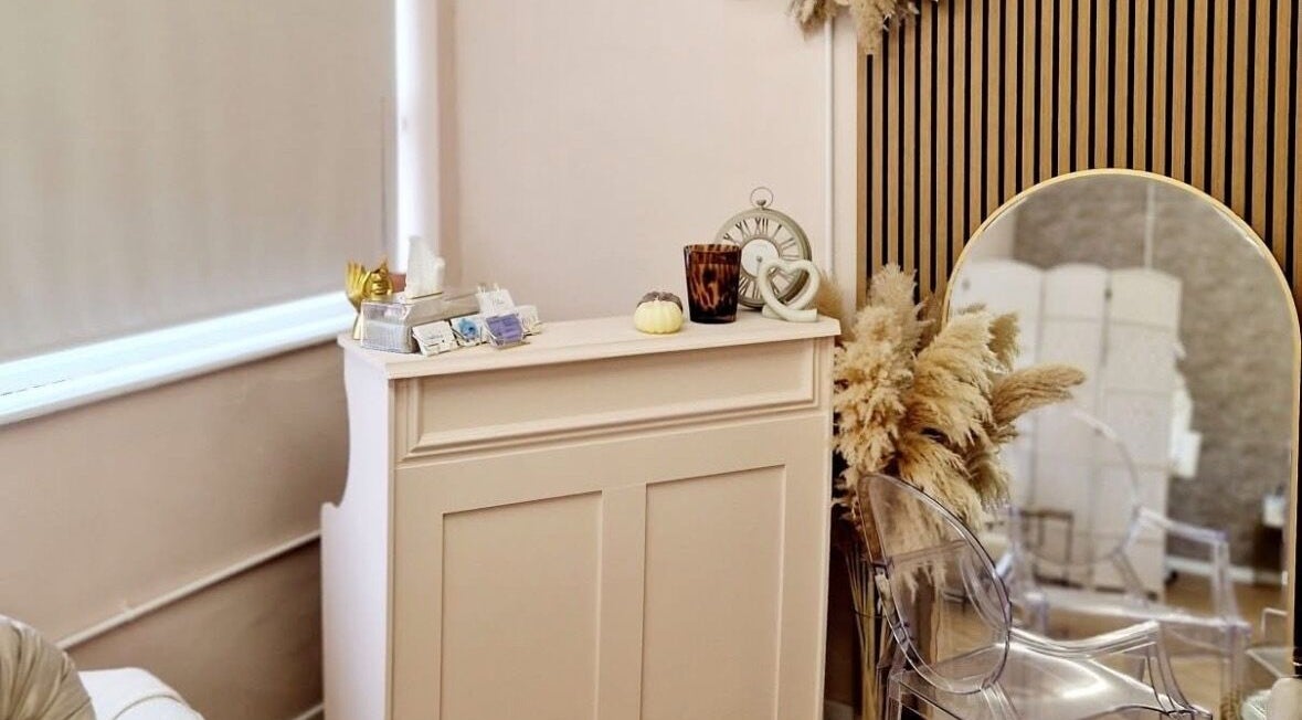 Elegant waiting area at Dragonfly Nails & Beauty, Stoke-on-Trent, England, GB with stylish decor and seating.