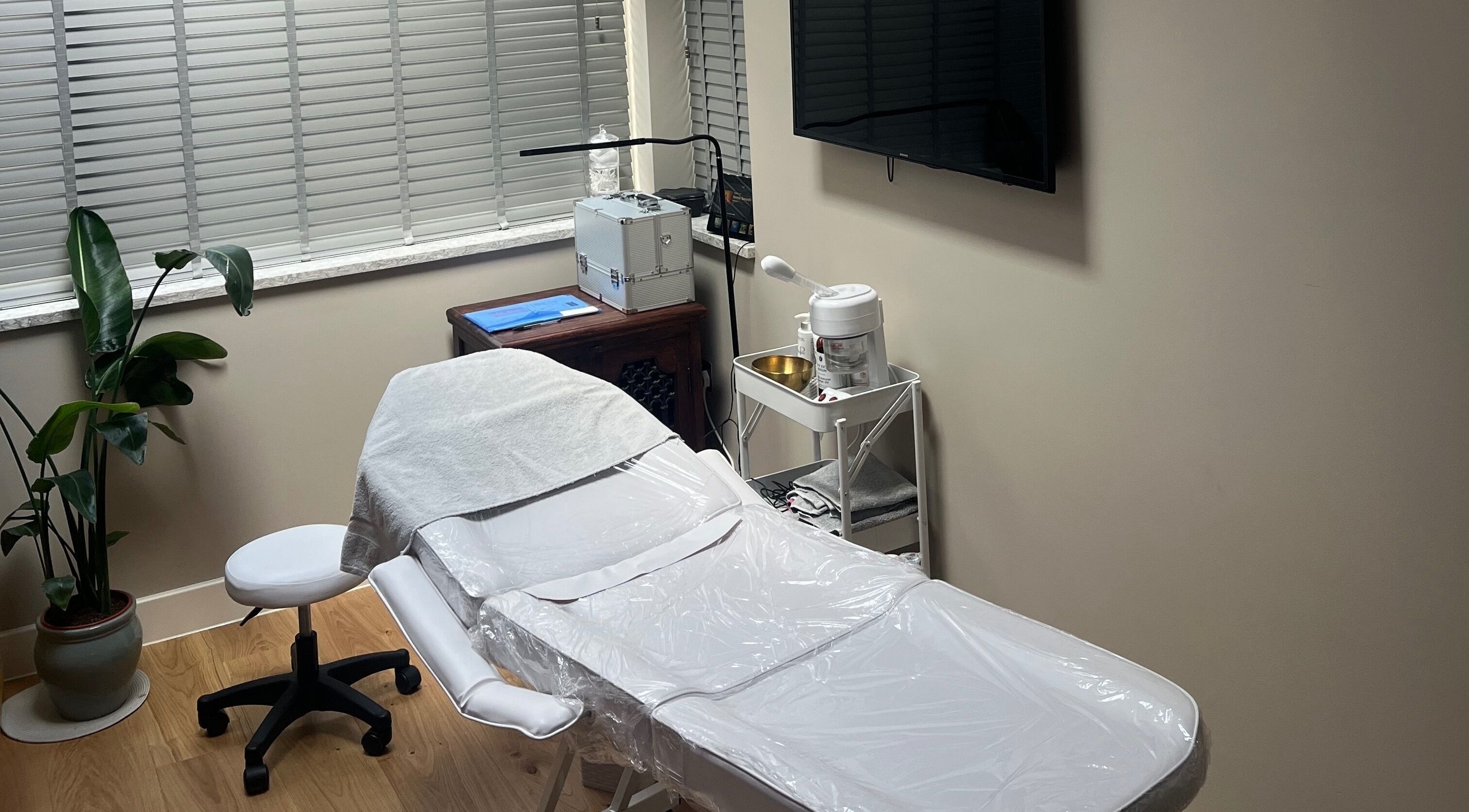 Relaxing treatment room at Skin Clinic By Chloé, Comberton, England, GB offering a serene wellness experience.