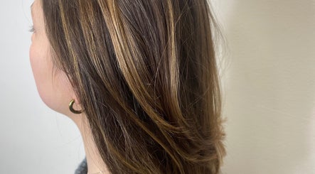 Elegant golden highlights by Izzy.hmua in Borehamwood, GB, showcasing smooth brown hair.