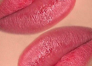 Lèvres au maquillage permanent par Michèle Parisse à Montréal, Québec, CA, offrant une beauté éclatante.