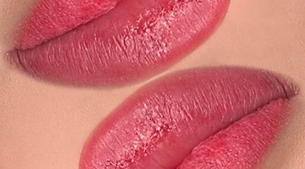 Lèvres au maquillage permanent par Michèle Parisse à Montréal, Québec, CA, offrant une beauté éclatante.