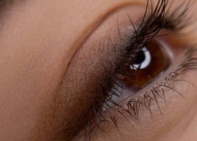 Zoom sur un œil définition parfaite chez Maquillage Permanent par Michèle Parisse, Montréal, Québec, CA.