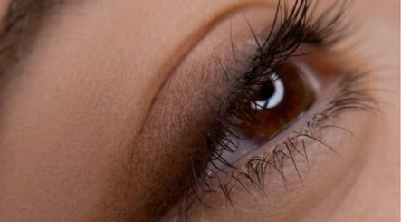 Zoom sur un œil définition parfaite chez Maquillage Permanent par Michèle Parisse, Montréal, Québec, CA.