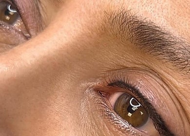 Maquillage Permanent par Michèle Parisse à Montréal, Québec, CA, avec un focus détaillé sur les yeux.
