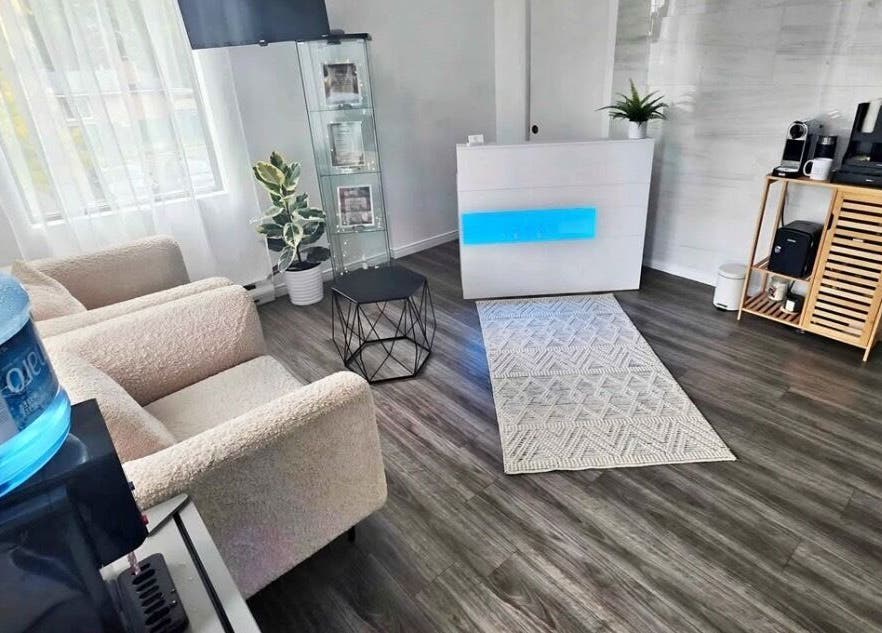 Salle d'attente moderne de Maquillage Permanent par Michèle Parisse à Longueuil, Québec, CA.