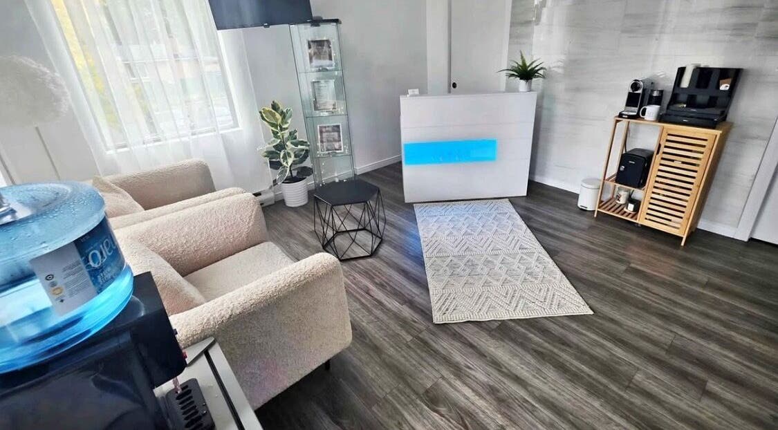 Salle d'attente moderne de Maquillage Permanent par Michèle Parisse à Longueuil, Québec, CA.