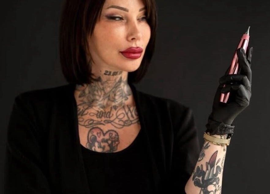 Artiste avec dermographe à Maquillage Permanent par Michèle Parisse, Longueuil, Québec, CA.