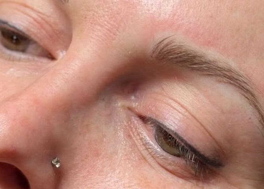 Sourcil tatoué à Maquillage Permanent par Michèle Parisse, Longueuil, Québec, CA, mettant en valeur une finition soignée.