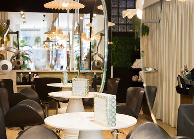 Interior elegante de Estilistes Hair Café - Peluquería Santa Coloma de Gramanet, Santa Coloma De Gramenet, Catalunya, ES.
