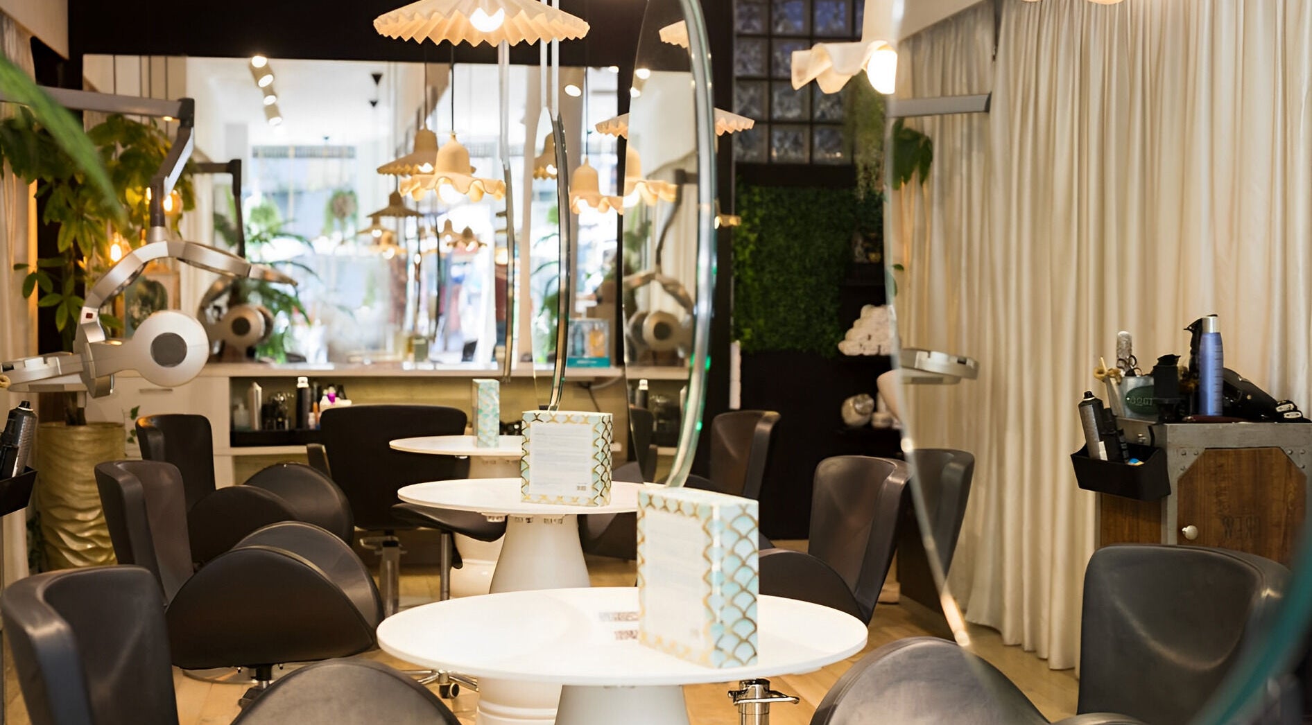 Interior elegante de Estilistes Hair Café - Peluquería Santa Coloma de Gramanet, Santa Coloma De Gramenet, Catalunya, ES.