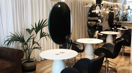 Interior elegante de Estilistes Hair Café - Peluquería Santa Coloma de Gramanet en Santa Coloma De Gramenet, Catalunya, ES.