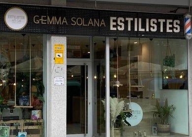 Fachada moderna de Estilistes Hair Café - Peluquería Santa Coloma de Gramanet en Santa Coloma De Gramenet, Catalunya, ES.