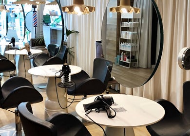 Interior moderno de Estilistes Hair Café - Peluquería Santa Coloma de Gramanet, en Santa Coloma De Gramenet, Catalunya, ES.