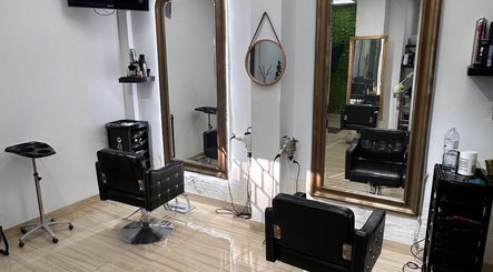 Interior moderno de Sebastiana Oliveira Cabeleireiros e Estética em Quinta Do Conde, Setúbal, PT com espelhos elegantes.