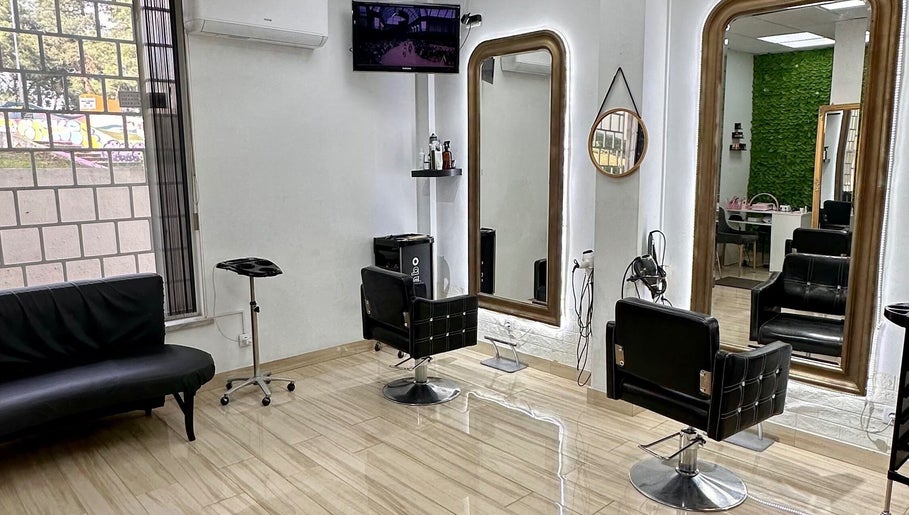 Interior moderno do Sebastiana Oliveira Cabeleireiros e Estética em Quinta Do Conde, Setúbal, PT.