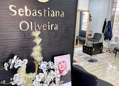 Interior do Sebastiana Oliveira Cabeleireiros e Estética em Quinta Do Conde, Setúbal, PT, com decoração moderna.