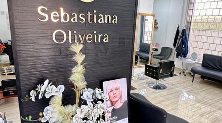 Interior do Sebastiana Oliveira Cabeleireiros e Estética em Quinta Do Conde, Setúbal, PT, com decoração moderna.