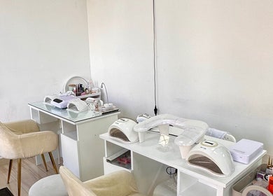 Espaço de manicure em Sebastiana Oliveira Cabeleireiros e Estética, Quinta Do Conde, Setúbal, PT.