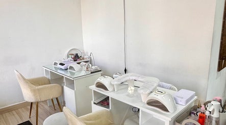 Espaço de manicure em Sebastiana Oliveira Cabeleireiros e Estética, Quinta Do Conde, Setúbal, PT.