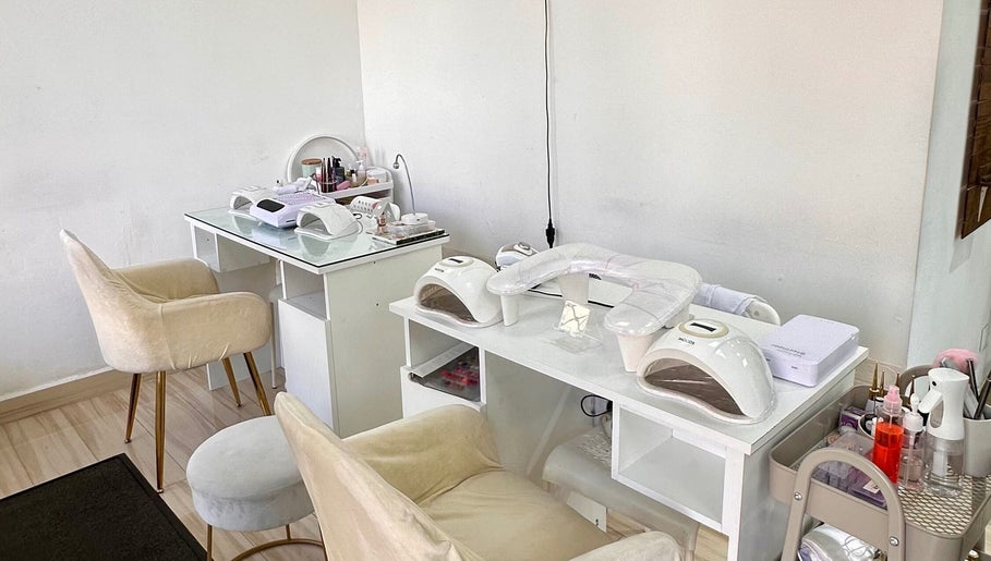 Estação de manicure elegante em Sebastiana Oliveira Cabeleireiros e Estética, Quinta Do Conde, Setúbal, PT.