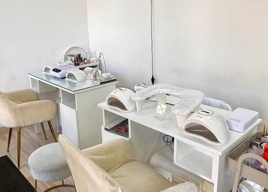 Estação de manicure elegante em Sebastiana Oliveira Cabeleireiros e Estética, Quinta Do Conde, Setúbal, PT.