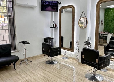 Interior moderno do Sebastiana Oliveira Cabeleireiros e Estética em Quinta Do Conde, Setúbal, PT.